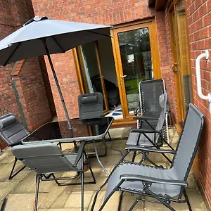 Entire -4 Bedrooms Detached House With Driveway Nottingham